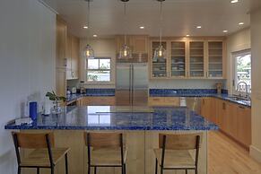 Gorgeous Renovated 1937 Plantation Style Beach House 50 Steps To The C