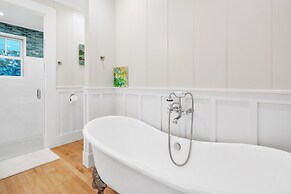 Gorgeous Renovated 1937 Plantation Style Beach House 50 Steps To The C