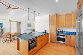 Gorgeous Renovated 1937 Plantation Style Beach House 50 Steps To The C