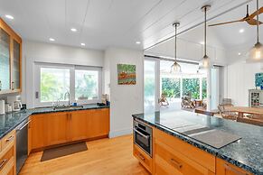 Gorgeous Renovated 1937 Plantation Style Beach House 50 Steps To The C