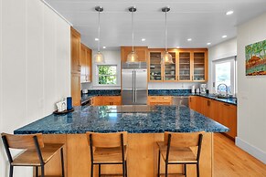 Gorgeous Renovated 1937 Plantation Style Beach House 50 Steps To The C