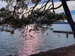 Immaculate 2-bed Home 5 Mins Walk to the Beach!