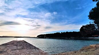 Immaculate 2-bed Home 5 Mins Walk to the Beach!