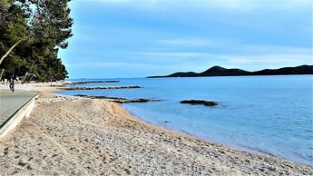 Immaculate 2-bed Home 5 Mins Walk to the Beach!