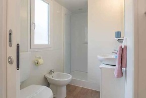 Immaculate 2-bed Home 5 Mins Walk to the Beach!