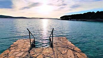 Immaculate 2-bed Home 5 Mins Walk to the Beach!