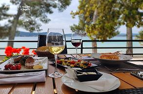 Immaculate 2-bed Home 5 Mins Walk to the Beach!