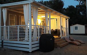 Immaculate 2-bed Home 5 Mins Walk to the Beach!