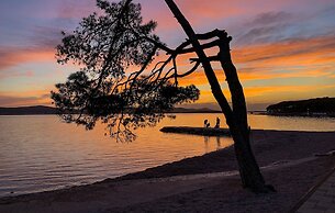 Immaculate 2-bed Home 5 Mins Walk to the Beach!