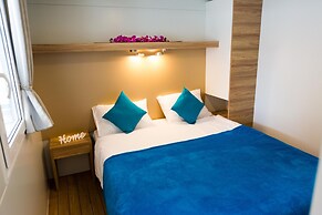 Immaculate 2-bed Home 5 Mins Walk to the Beach!