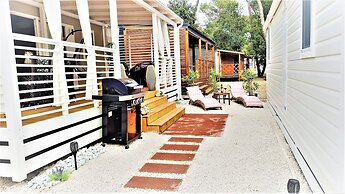 Immaculate 2-bed Home 5 Mins Walk to the Beach!