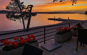 Immaculate 2-bed Home 5 Mins Walk to the Beach!