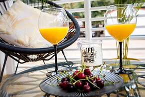 Immaculate 2-bed Home 5 Mins Walk to the Beach!