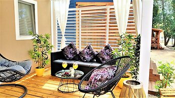 Immaculate 2-bed Home 5 Mins Walk to the Beach!