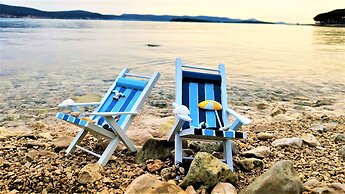 Immaculate 2-bed Home 5 Mins Walk to the Beach!