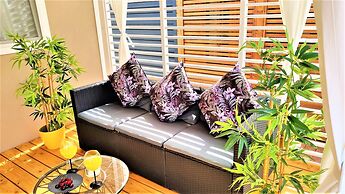 Immaculate 2-bed Home 5 Mins Walk to the Beach!