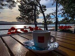 Immaculate 2-bed Home 5 Mins Walk to the Beach!