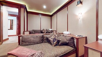 Obsidian 7 Deluxe 5000 sq ft House, Private Jacuzzi and Movie Theater,