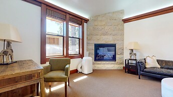 Obsidian 7 Deluxe 5000 sq ft House, Private Jacuzzi and Movie Theater,