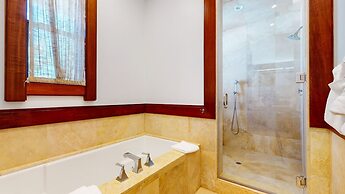 Obsidian 7 Deluxe 5000 sq ft House, Private Jacuzzi and Movie Theater,