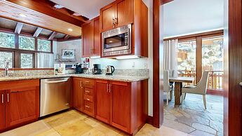 Obsidian 7 Deluxe 5000 sq ft House, Private Jacuzzi and Movie Theater,