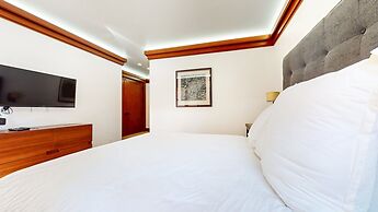 Obsidian 7 Deluxe 5000 sq ft House, Private Jacuzzi and Movie Theater,