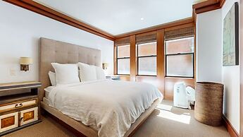 Obsidian 7 Deluxe 5000 sq ft House, Private Jacuzzi and Movie Theater,