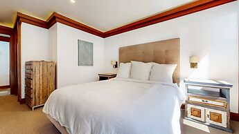 Obsidian 7 Deluxe 5000 sq ft House, Private Jacuzzi and Movie Theater,