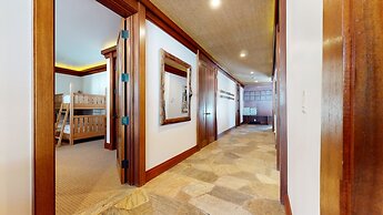 Obsidian 7 Deluxe 5000 sq ft House, Private Jacuzzi and Movie Theater,