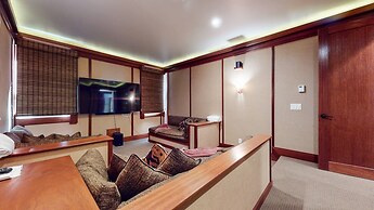 Obsidian 7 Deluxe 5000 sq ft House, Private Jacuzzi and Movie Theater,