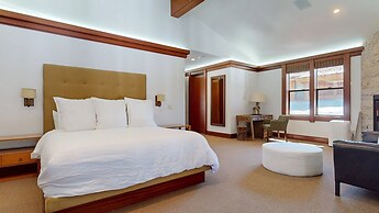 Obsidian 7 Deluxe 5000 sq ft House, Private Jacuzzi and Movie Theater,