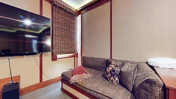 Obsidian 7 Deluxe 5000 sq ft House, Private Jacuzzi and Movie Theater,