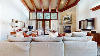 Obsidian 7 Deluxe 5000 sq ft House, Private Jacuzzi and Movie Theater,