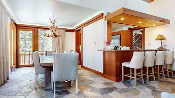 Obsidian 7 Deluxe 5000 sq ft House, Private Jacuzzi and Movie Theater,