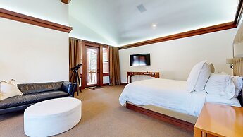 Obsidian 7 Deluxe 5000 sq ft House, Private Jacuzzi and Movie Theater,