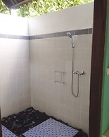 Kirana Homestay - Leaf Bungalow