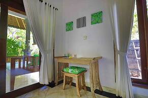 Kirana Homestay - Leaf Bungalow