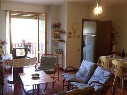 6guests-skiing-mountainviews-fireplace-freeparking