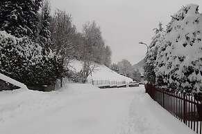 6guests-skiing-mountainviews-fireplace-freeparking