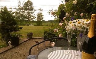 Tollarp - Barn - Sleeps 3 - Pet Friendly - Parking