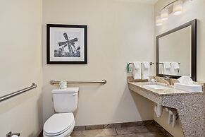 Cobblestone Hotel & Suites-Little Chute