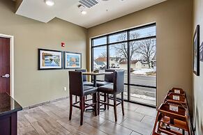 Cobblestone Hotel & Suites-Little Chute
