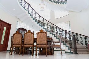Mini-Mansion Villa Adjacent To The Beach