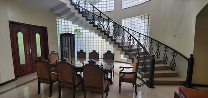 Mini-Mansion Villa Adjacent To The Beach