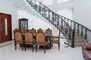 Mini-Mansion Villa Adjacent To The Beach