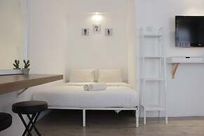 Modern Chic Studio Room at Grand Asia Afrika Apartment