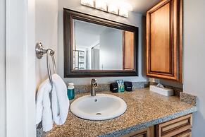 Waikiki Banyan High Level Condo with Private Lanai by Koko Resort Vaca