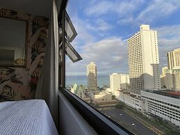 Waikiki Banyan High Level Condo with Private Lanai by Koko Resort Vaca
