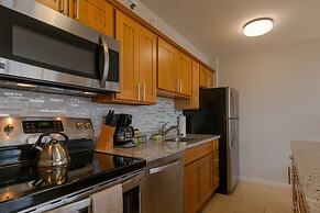 Waikiki Banyan High Level Condo with Private Lanai by Koko Resort Vaca