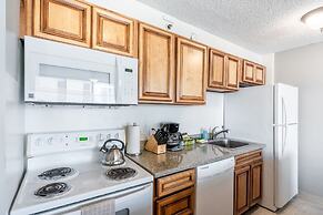 Waikiki Banyan High Level Condo with Private Lanai by Koko Resort Vaca